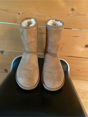 Ugg Classic Short Shearling-Lined Suede Boots - Chestnut